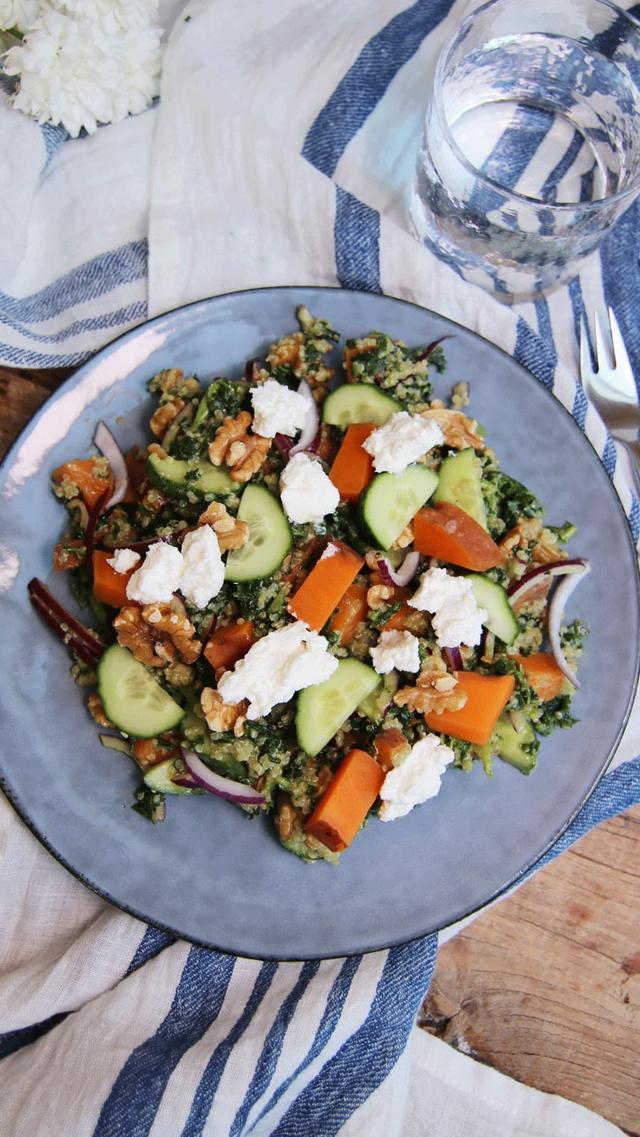 Grønnkålsalat med honning- og sennepsvinaigrette