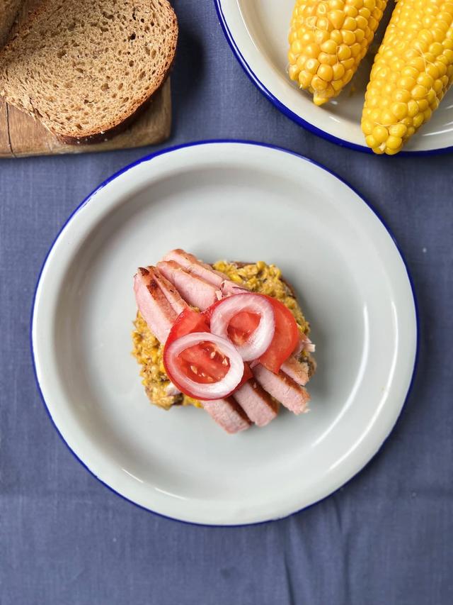 Kotelettsandwich med kremet maisstuing