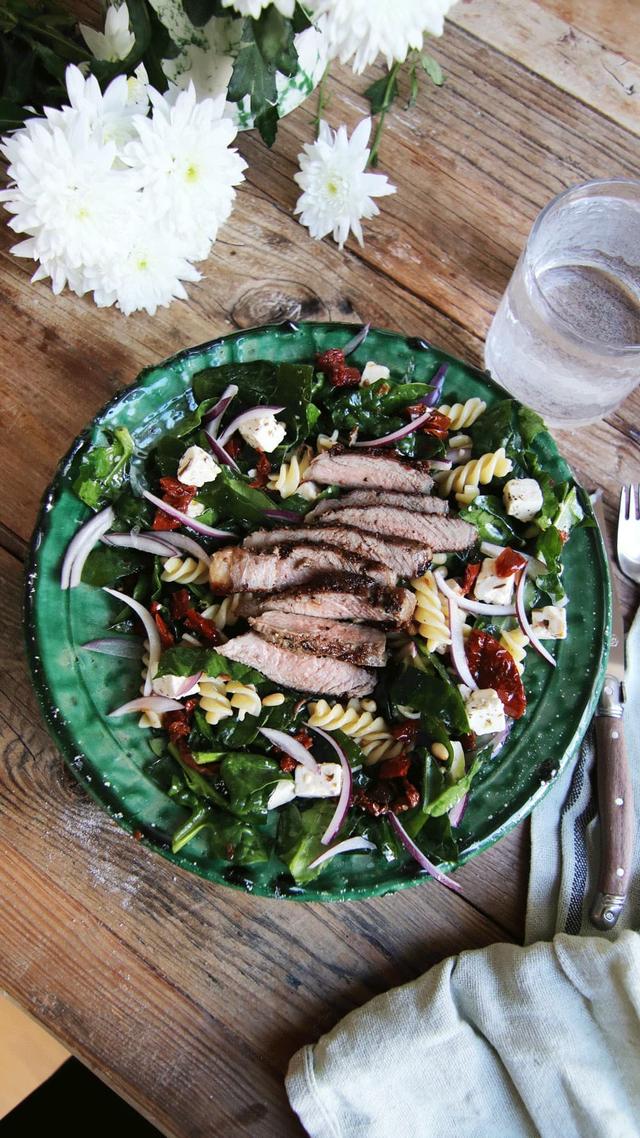 Pastasalat med entrecôte