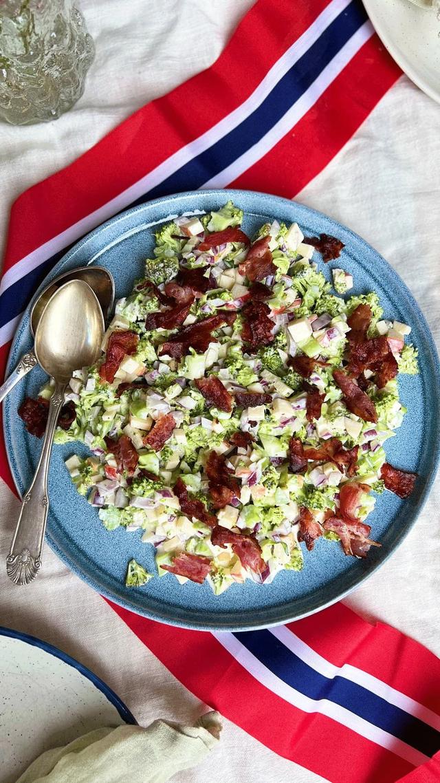 Brokkolisalat med sprøstekt bacon