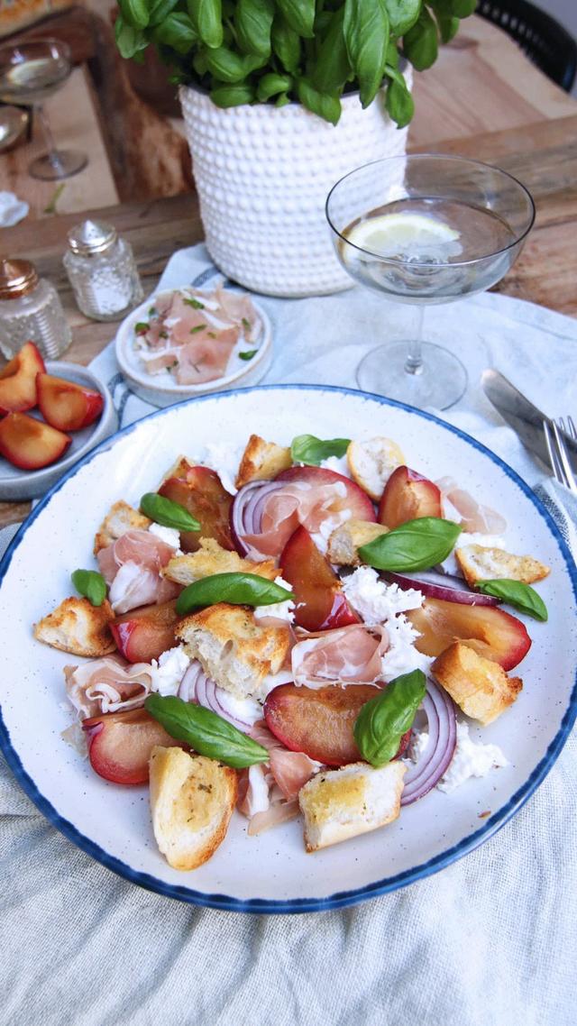 Panzanella salat med spekeskinke og plommer