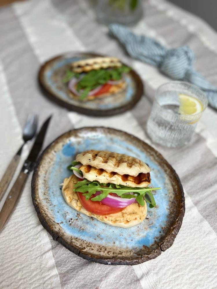 Grillet halloumi sandwich med hummus og grønt