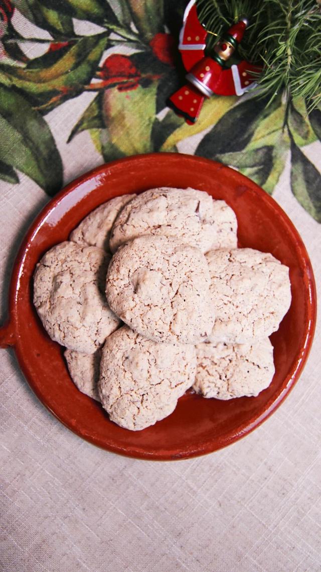 Almonds and Chocolate Meringue