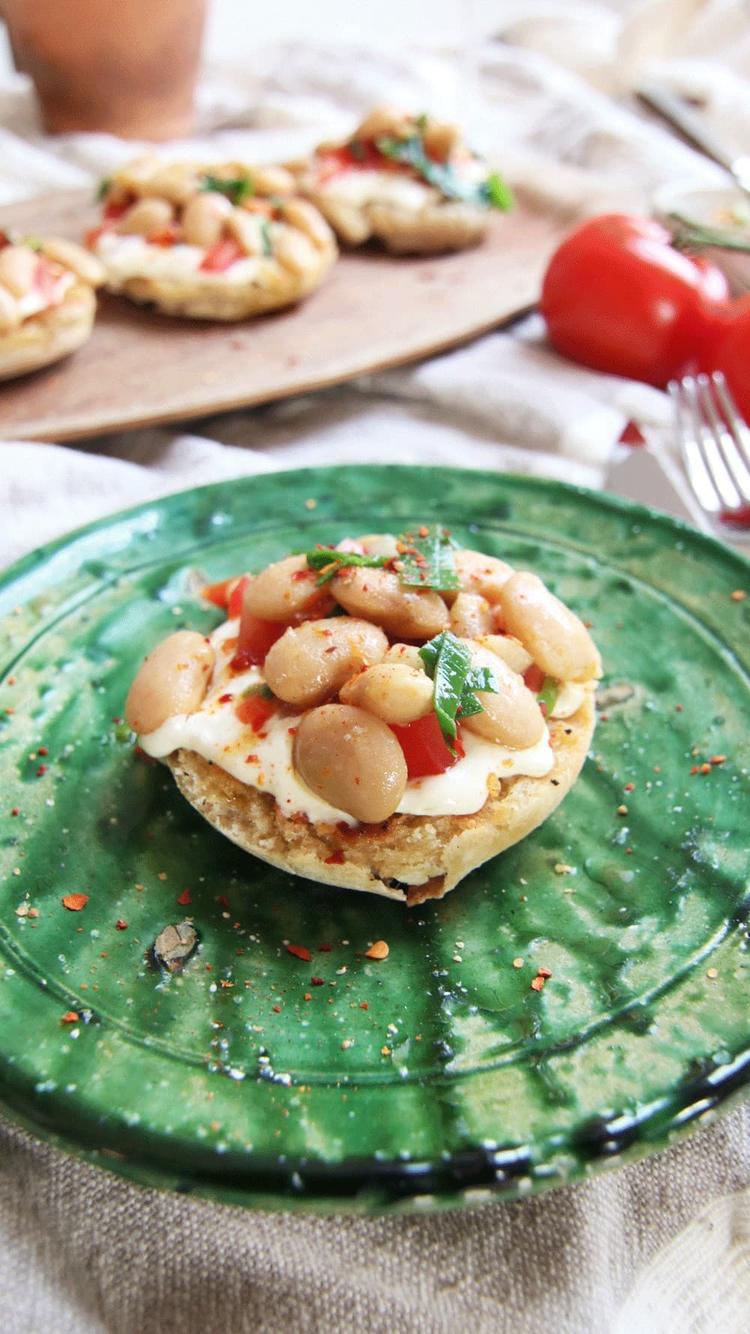 Toast med fetacreme, tomater og marinerte bønner