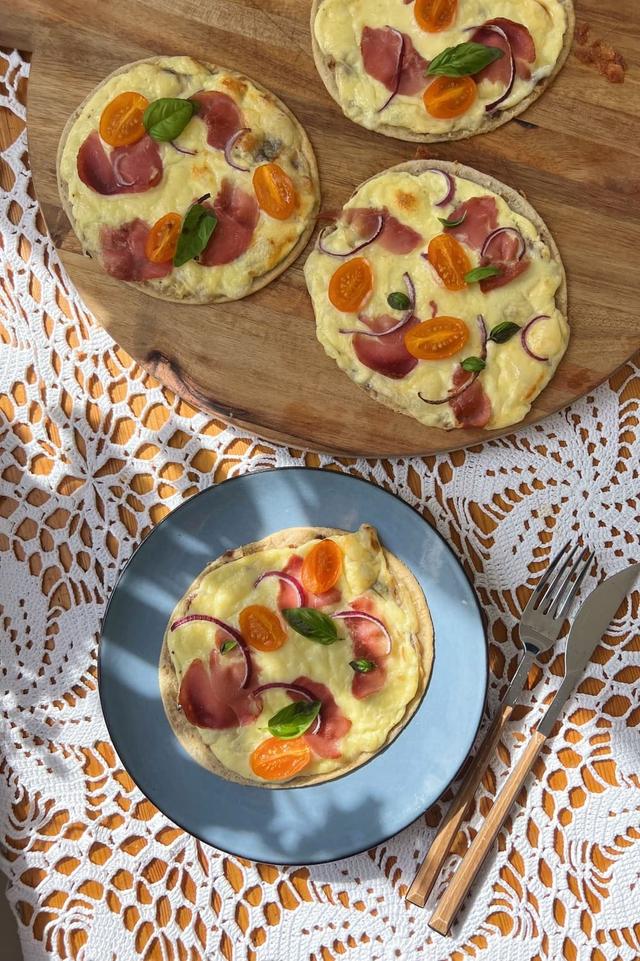 Lompepizza med spekeskinke og hvit pizzasaus