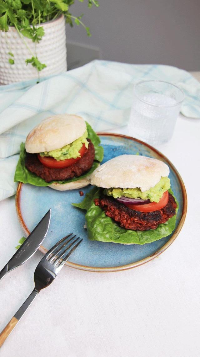 Veganske burgere i hjemmelaget burgerbrød