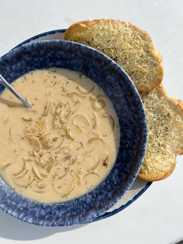 Kremet løksuppe med ostesmørbrød