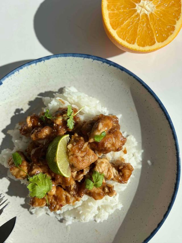 Kylling med sursøt appelsinsaus og ris