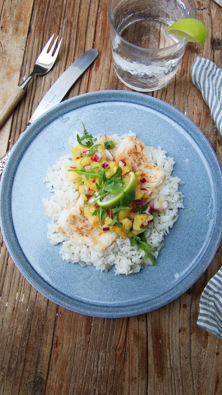 Grillet ananas- og limemarinert seifilet med ris og ananassalsa