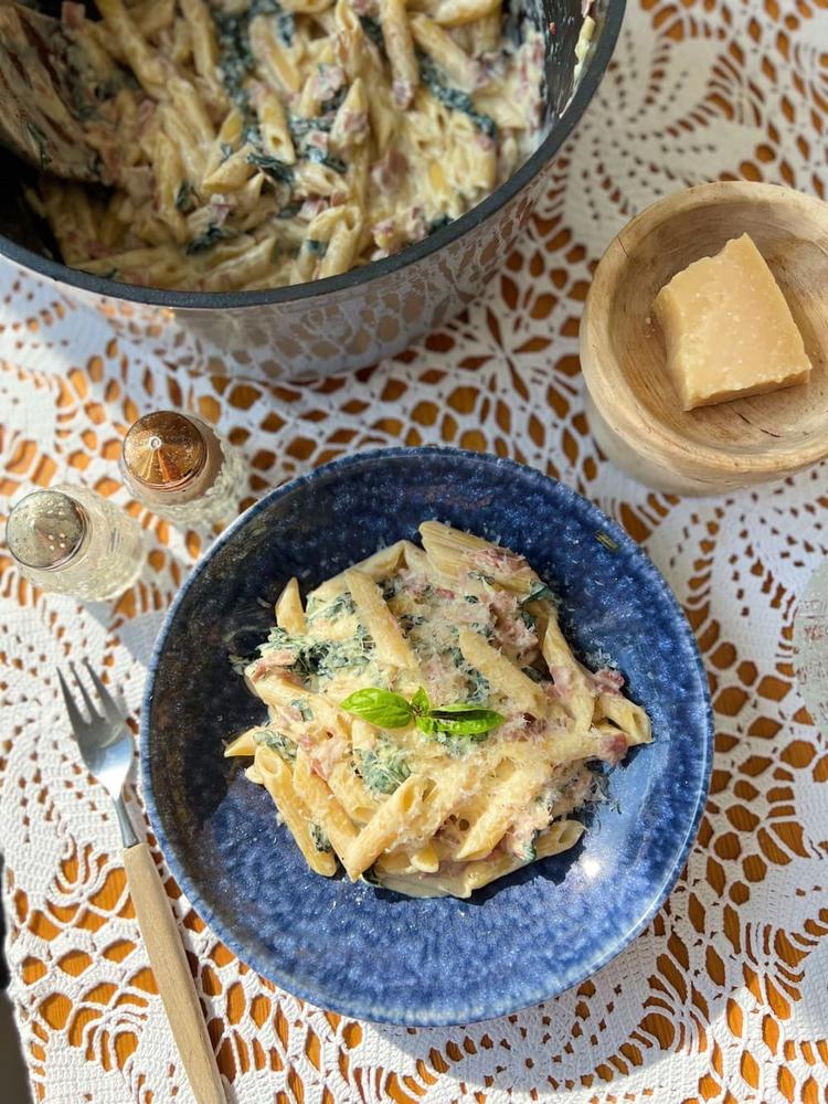 Kjapp pastarett laget med kremost og spekeskinke