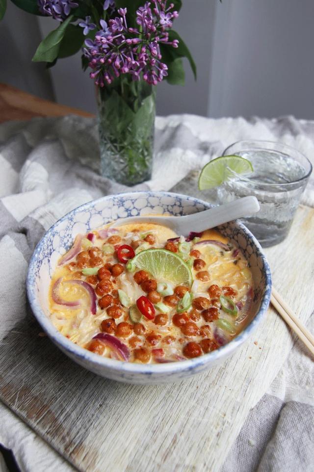 Kremet nuddelsuppe med sprøstekte kikerter