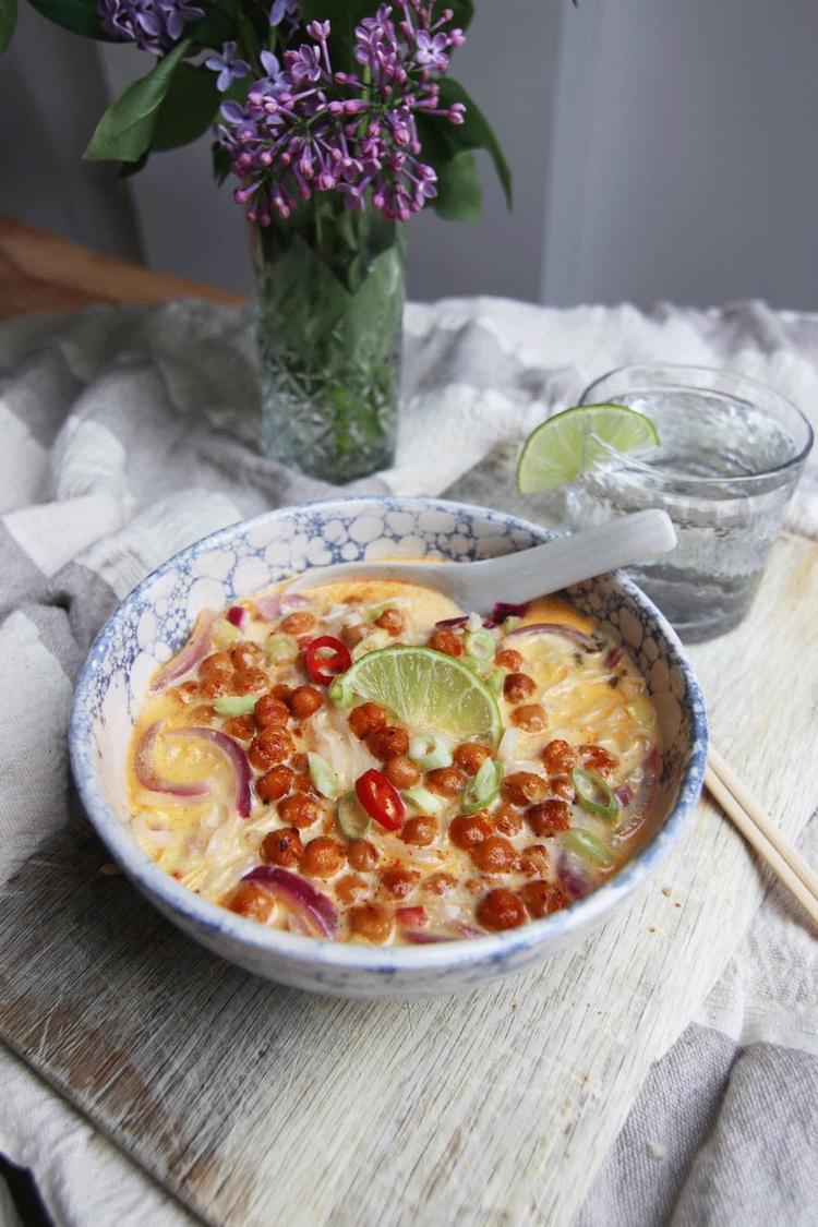 Kremet nuddelsuppe med sprøstekte kikerter