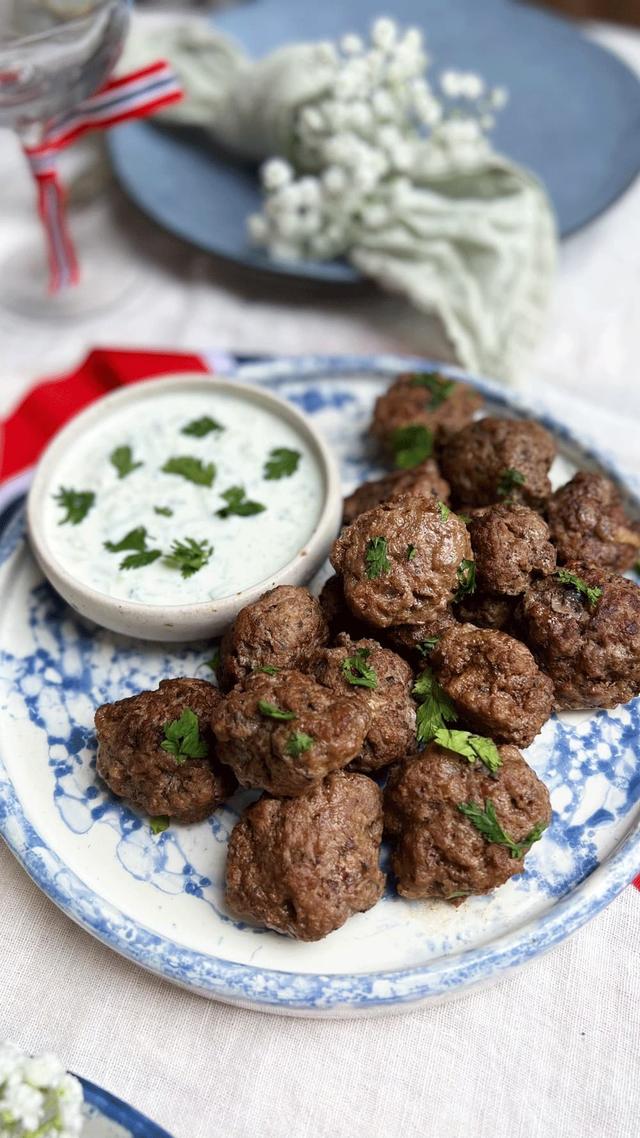 Kjøttboller og hjemmelaget tzatziki