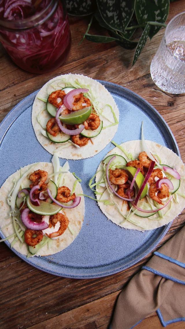 Taco med syltet rødløk og reker