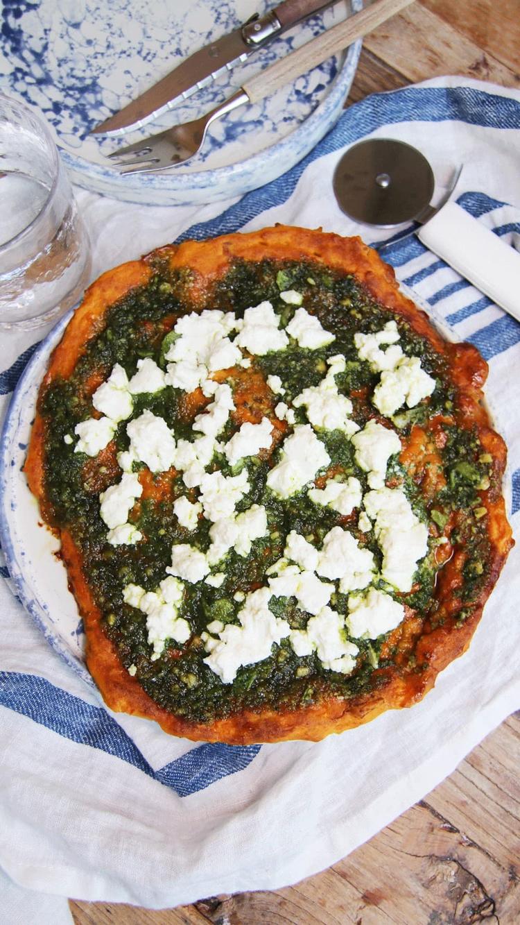 Søtpotetpizza med grønnkålpesto og ricotta
