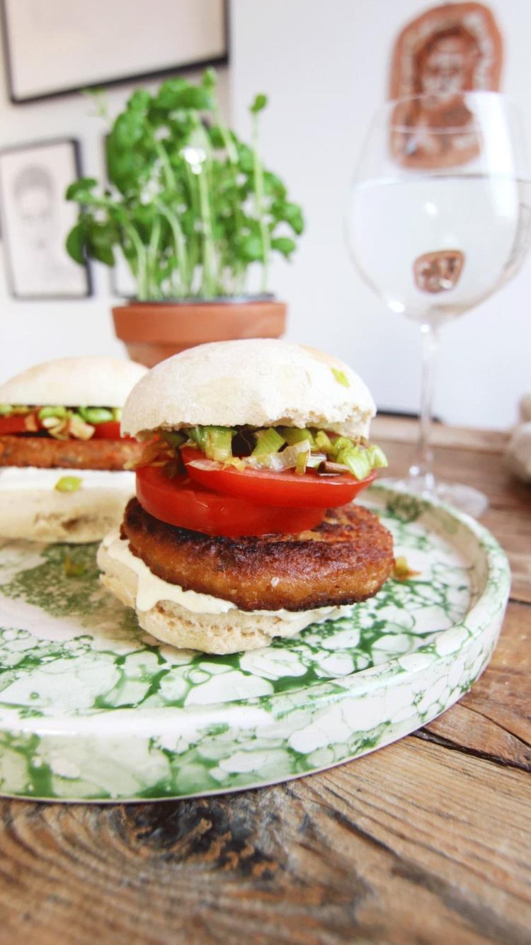 Veggisburger i hjemmelaget brød med fetacreme
