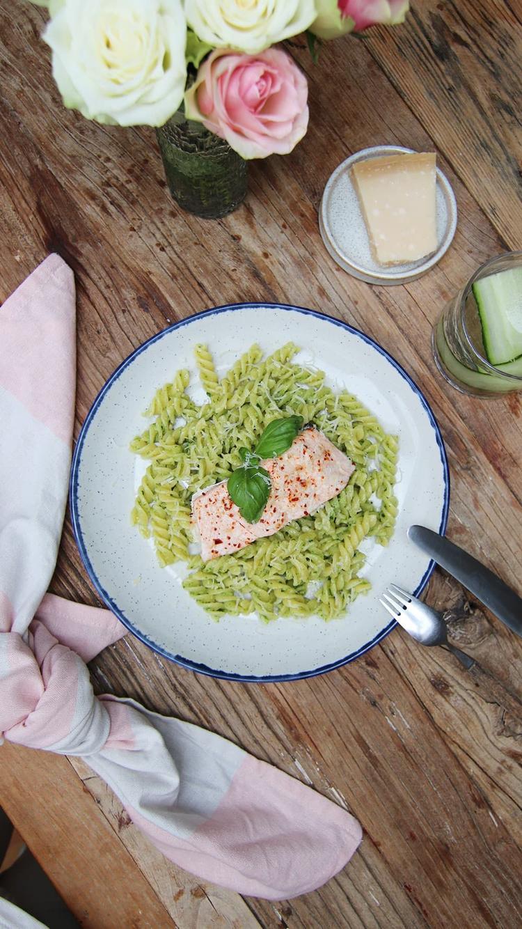 Laksefilet med pasta og hjemmelaget pesto