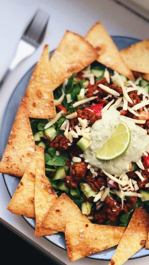 Tacosalat med hjemmelagde tortillachips