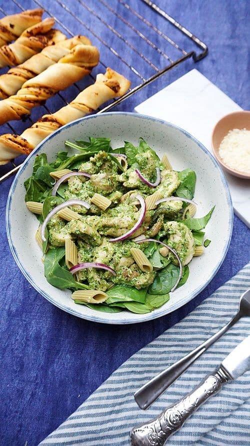 Kyllingsalat med hjemmelagde breadsticks