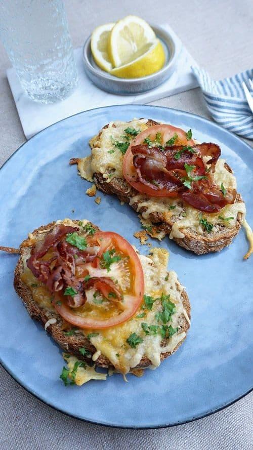 Ostesmørbrød med sprøstekt bacon