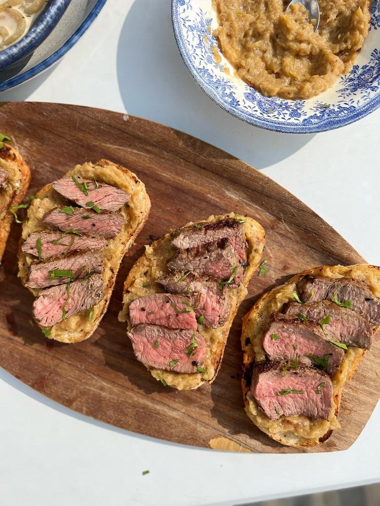 Biff Sandwich med Karamellisert Løkdip