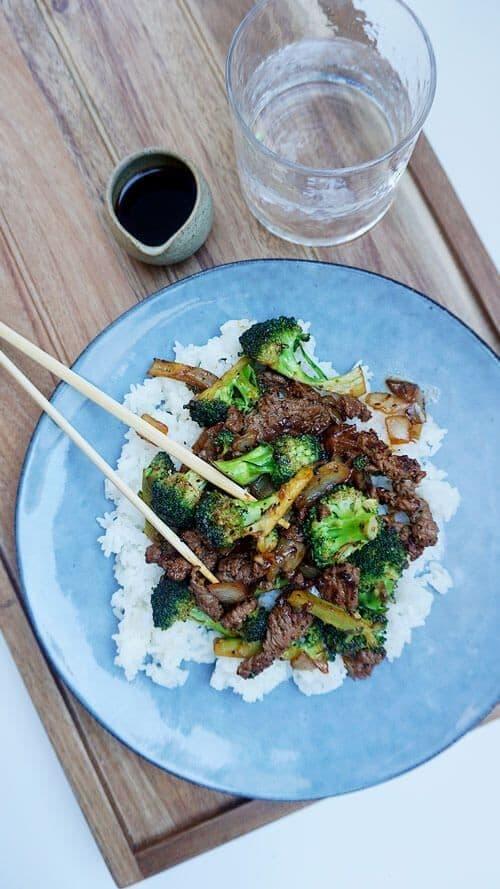 Wok med biff og brokkoli