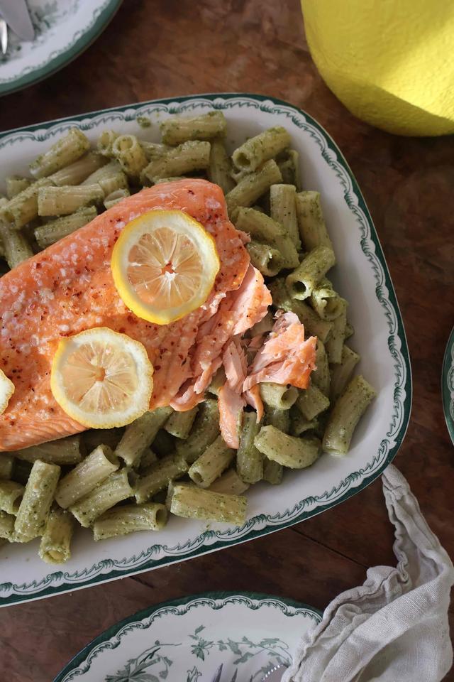 Hverdagslaks og pasta med pesto
