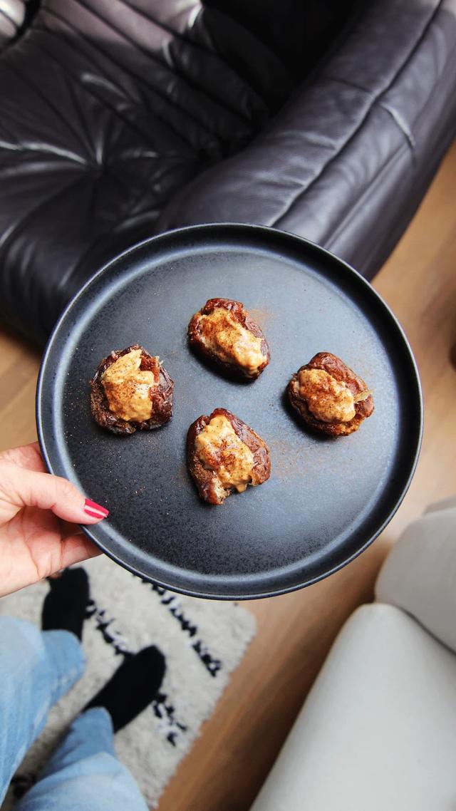 Dates with Peanut Butter and Cinnamon