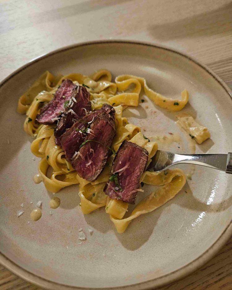 Tagliatelle med fløtesaus og rosastekt biff