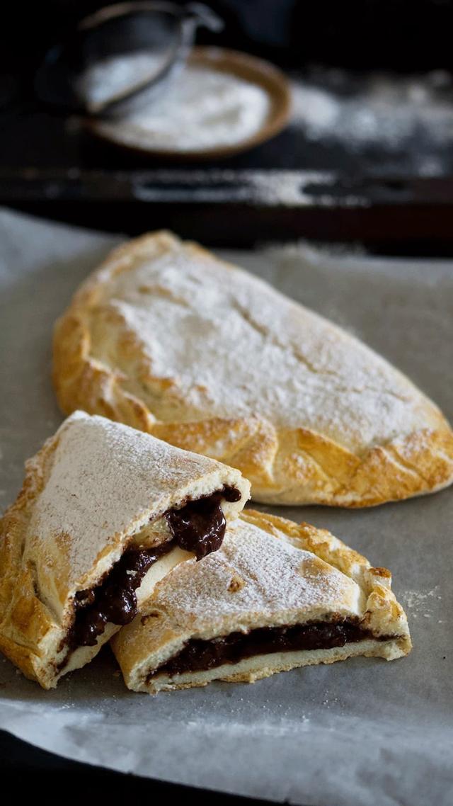 Glutenfri calzone med sjokolade, nøtter og banan