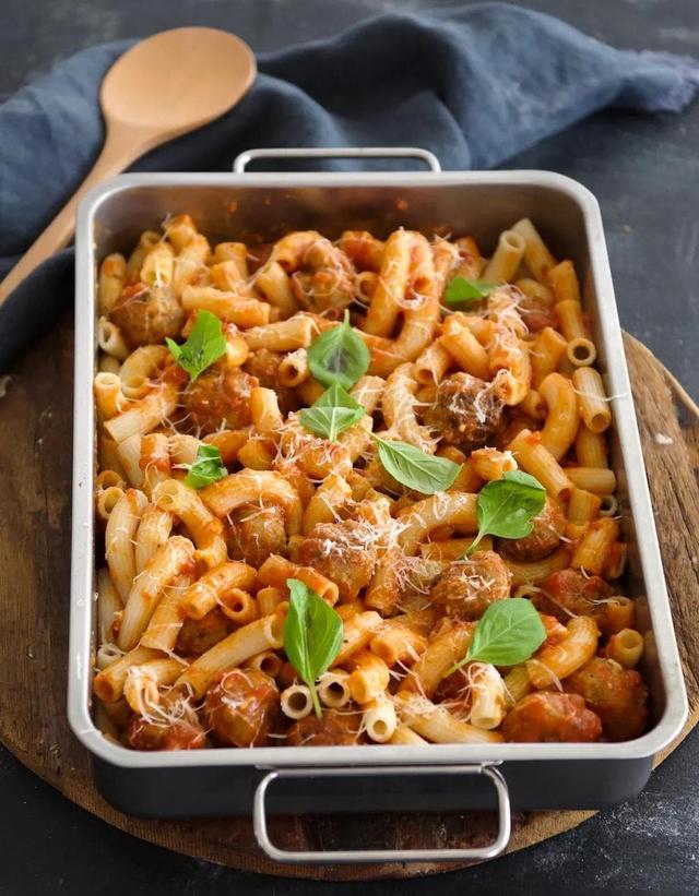 Sedani rigati med kjøttboller og tomatsaus