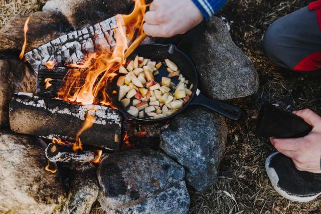 Pannestekte epler med kanel