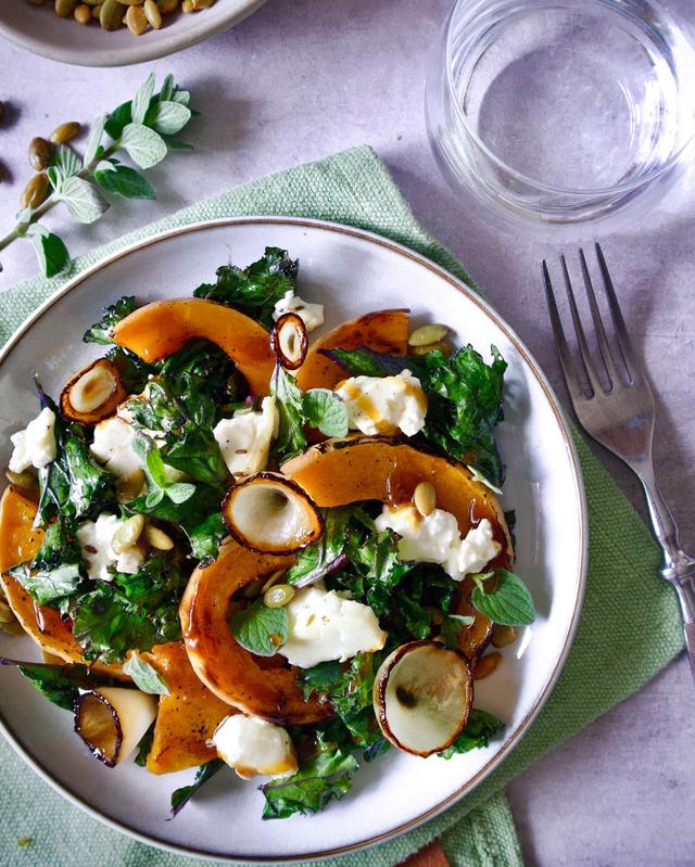 Bakt gresskar og fetaost med balsamicosyltet løk, grønnkål og gresskarkjerner