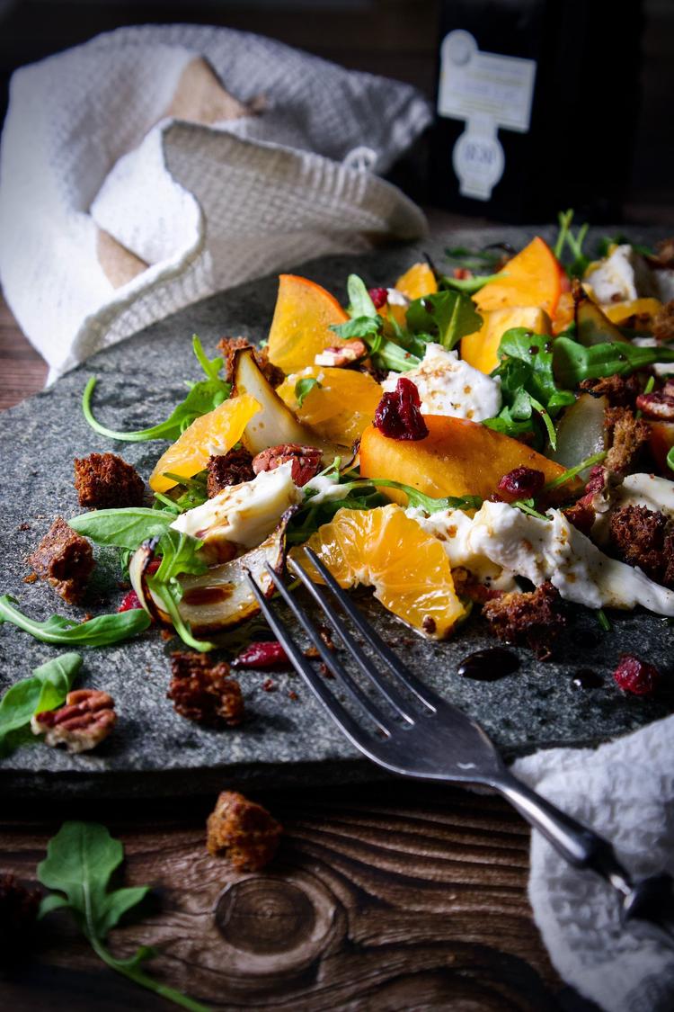 Persimonsalat med burrata, klementin, tranebær og sprøstekt rugbrød