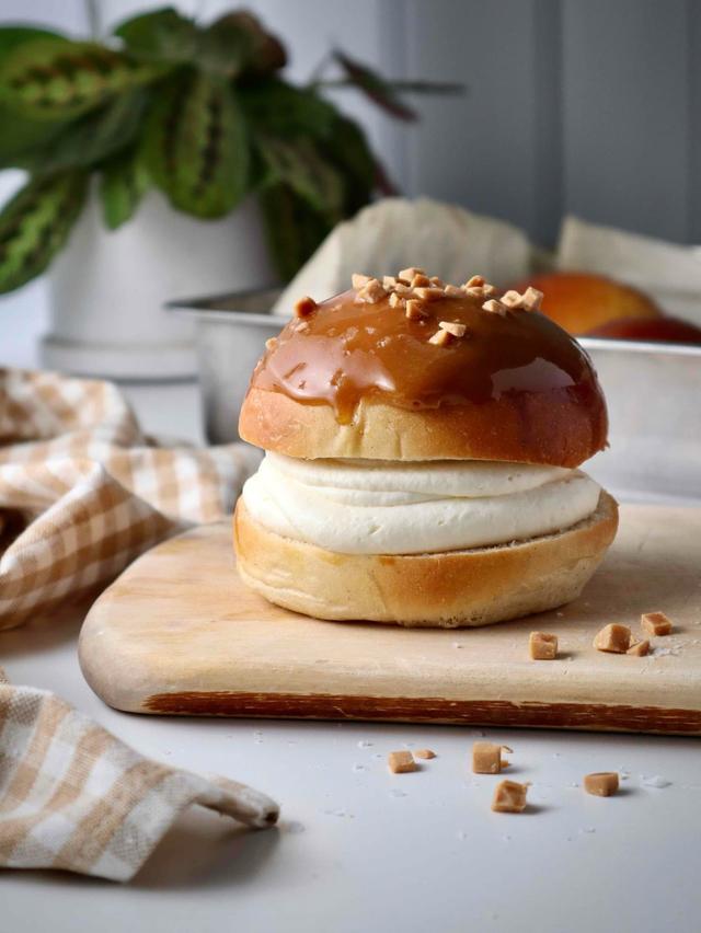 Fastelavensboller med ostekrem og salt karamell