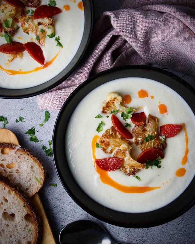 Blomkålsuppe med sprøstekt pepperoni