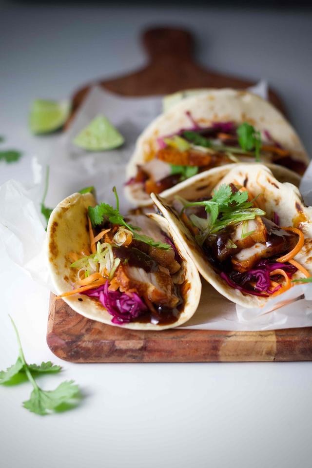 Taco med julematrester, lettsyltet rødkål og hoisindressing