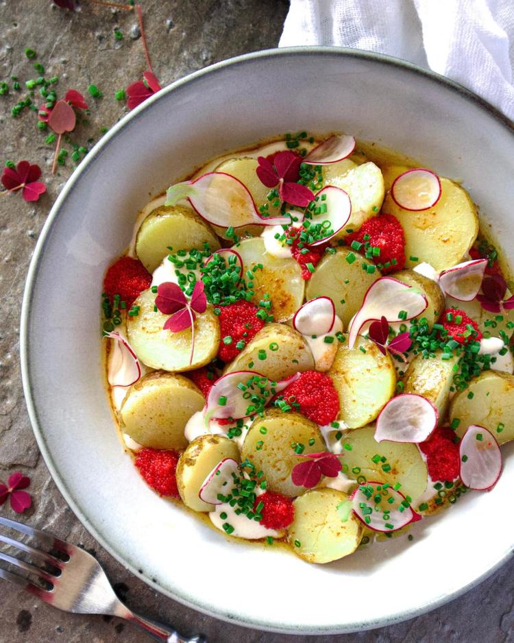 Varme nypoteter med pisket creme fraiche, lodderogn og brunet smør