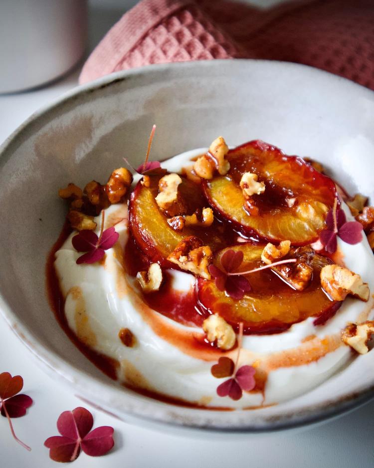 Pisket yoghurt med bakte plommer og karamelliserte valnøtter