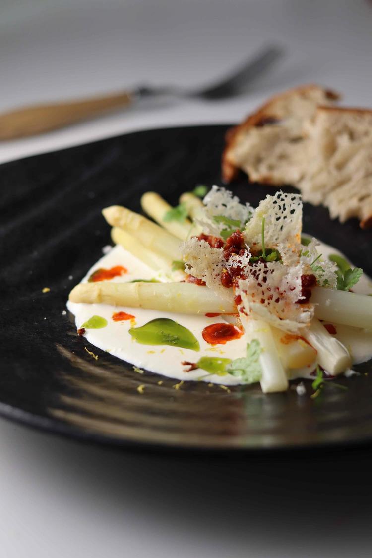 Hvite asparges med parmesankrem og sprøstekt ´nduja