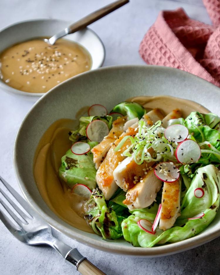 Stekt kylling med grillet sommerkål og soyasmøremulsjon