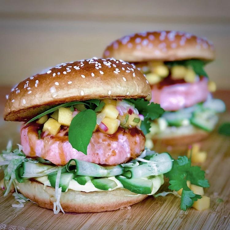 Lakseburger med mangosalsa, lettsylta agurk og curry- og limedressing