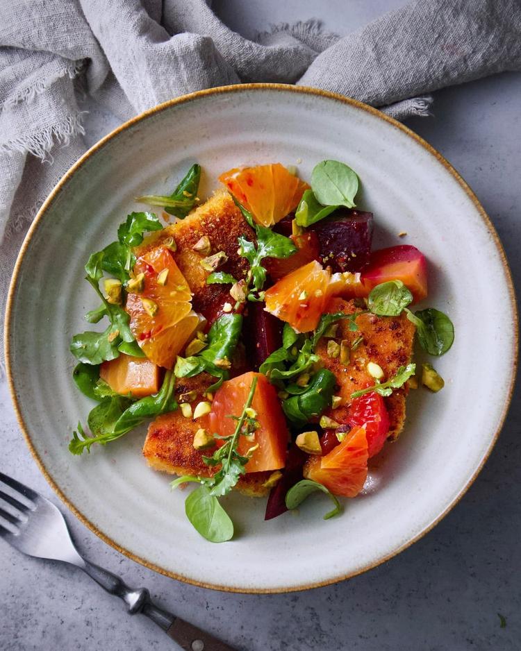 Sprøpanert fetaost med beter og rød appelsin