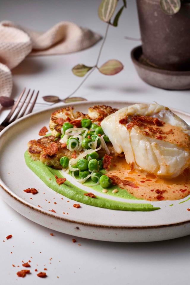 Posjert skrei med smørstekt blomkål, ertepuré og kremet chorizosaus