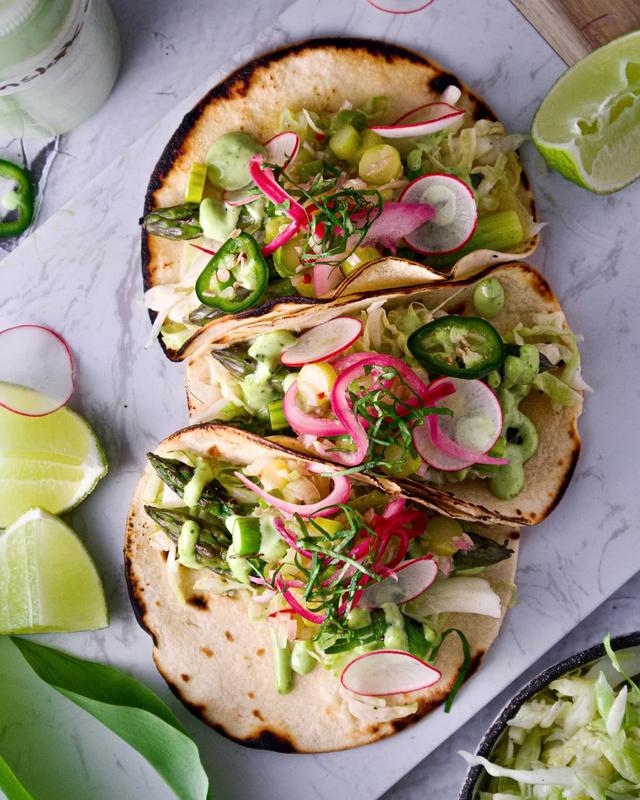 Taco med grillet asparges og sommerkål, toppet med asparges salsa og ramsløk- og jalapenomajo