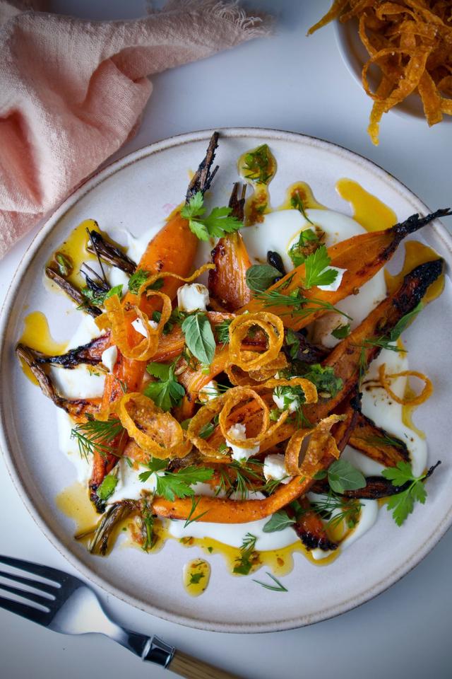 Honningbakte gulrøtter med chevrekrem, urter og sprøtt skrell