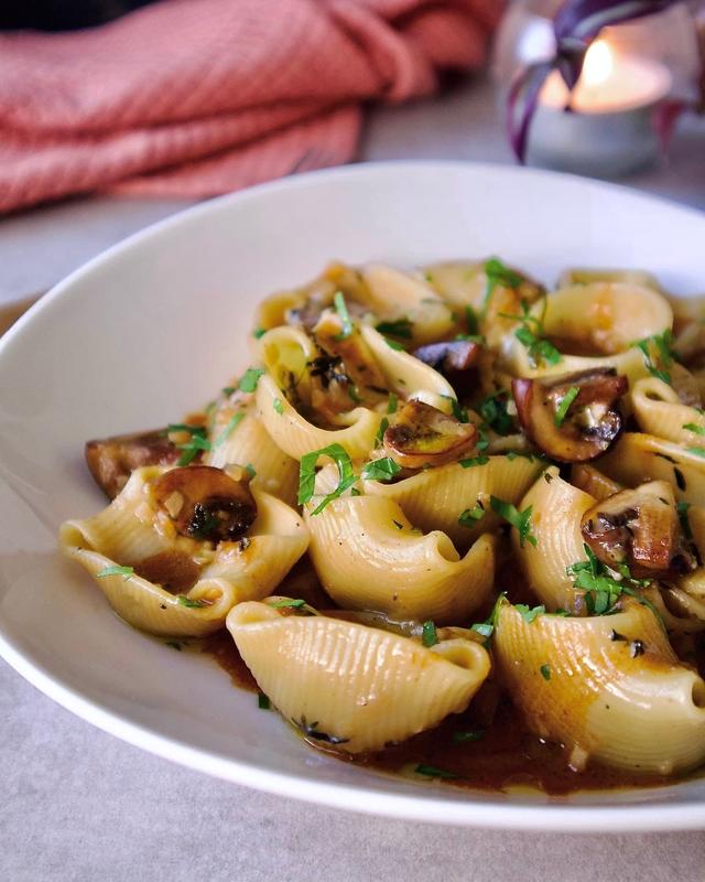 Pasta med kremet soppsaus og urter