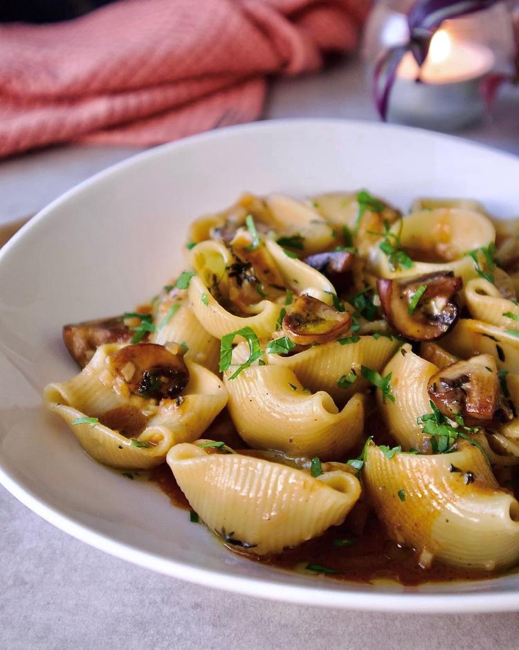 Pasta med kremet soppsaus og urter