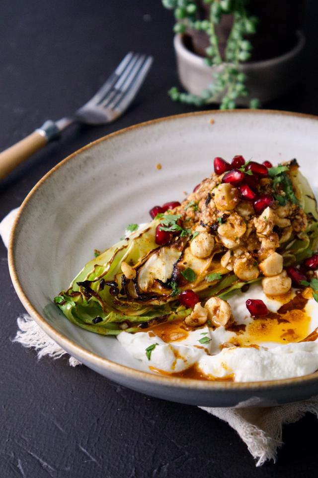 Grillet spisskål med labne, røkt chilismør og hasselnøtt dukkah