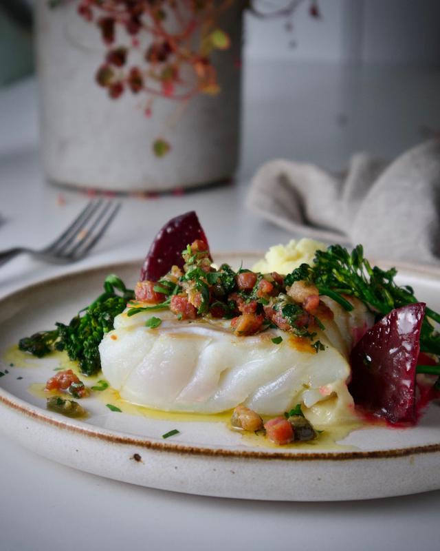 Skrei med potetmos, røbeter, og brunet smør med bacon og kapers